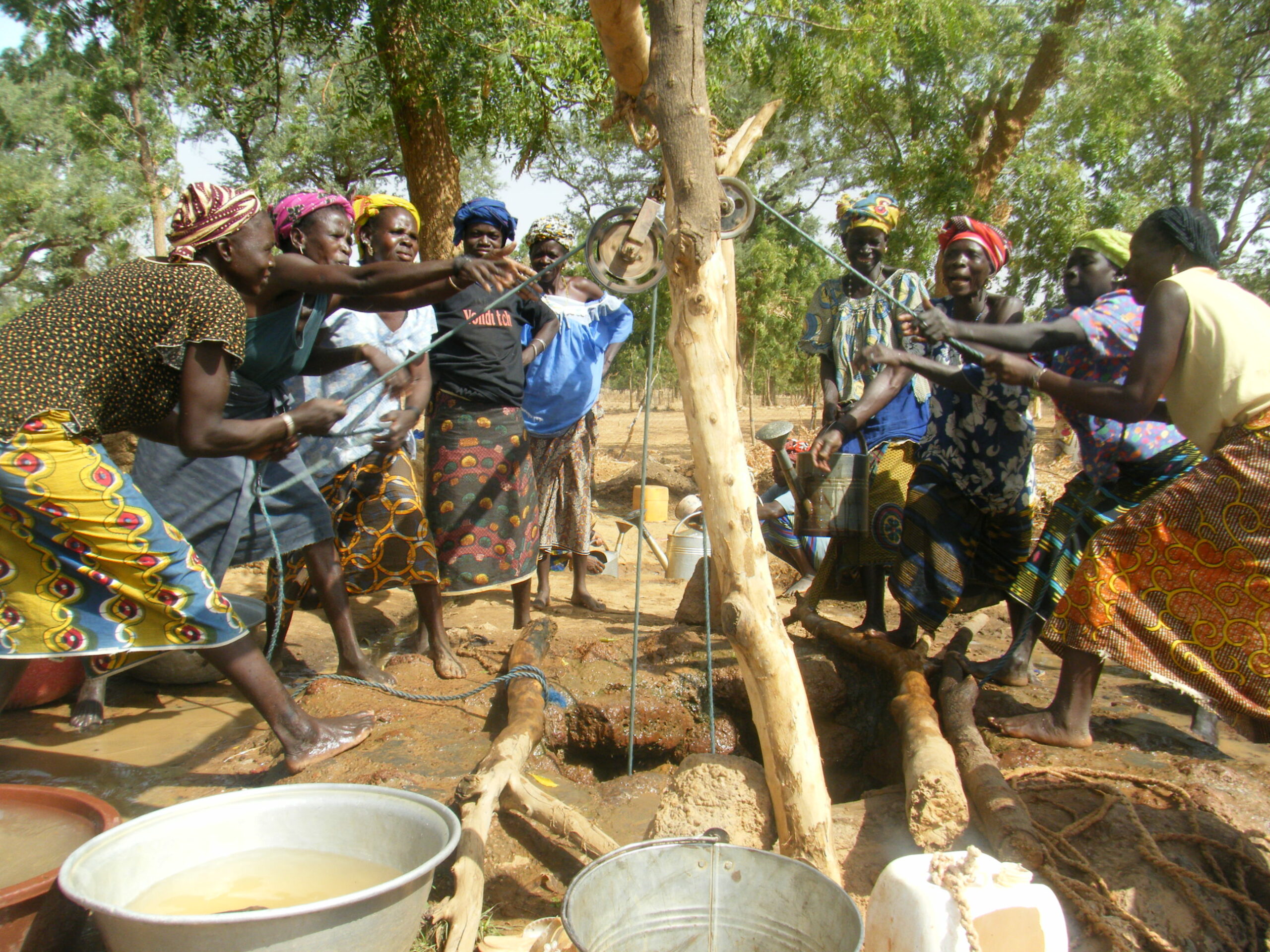 Femmes burkinabè se relayant au puits pour puiser de l'eau